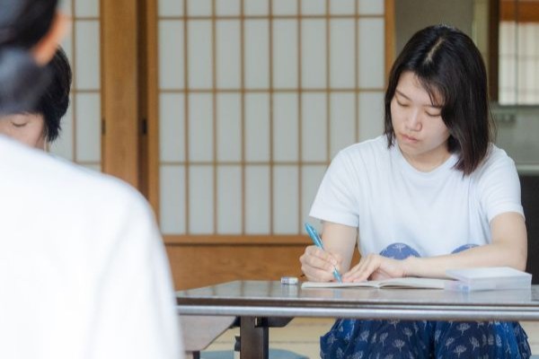 森の中をウォーキングする人々