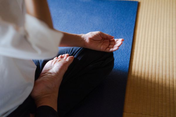 向かい合って話をする女性